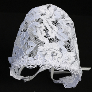 Lace bonnet with trim